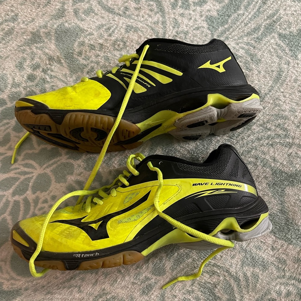 Mizuno Wave Lightning Z4 volleyball shoes. Wore for one season